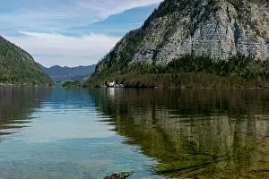 Turquoise Water Landscape Drucke: Hallstatt Austria. Serene Alpine Lake Surrounded by Steep Mountain Ranges Reflecting In Clear Turquoise Water