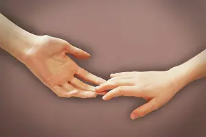 April Drucke: Hände berühren sich an den Fingertipps.