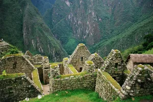 Machu Picchu UNESCO Site Drucke: High angle view of an archaeological site