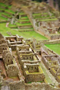 Traditional Peruvian Culture Drucke: High angle view of an archaeological site