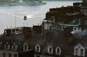 Waterfront Architecture UK Drucke: High angle view of a boat in the river