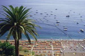 Italy Tourist Destinations Drucke: High angle view of a crowded beach