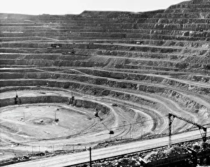 Vintage Mining Photos Drucke: High angle view of an open pit copper mine, Ajo, Arizona, USA