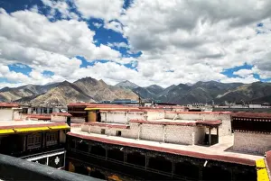 Drucke von Ein Hochwinkelaufnahme eines Wohngebäudes in Lhasa, Tibet Dezember Drucke: Blick von oben auf ein Wohngebäude in Lhasa, Tibet