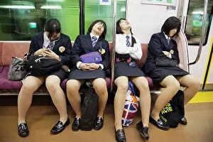 Bilder Datiert 30. Dezember 2011: Schüler eines Gymnasiums schlafen in einem U-Bahn-Zug, Tokio, Japan.