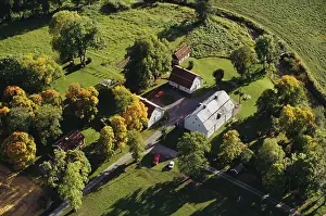 Drucke von Häuser umgeben von Bäumen, Aussicht aus der Höhe Juli Drucke: Häuser umgeben von Bäumen, Hochwuchsicht.