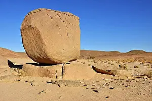 Sahara Desert Landscape Drucke: Huge granite boulders in the Teffedest Mountains