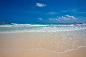 Turquoise Ocean Views Drucke: Idyllic Beach