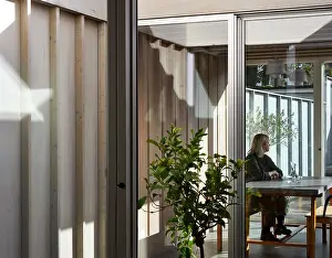 Drucke von Innenaufnahme durch zum Innenhof mit Essbereich dahinter. Ellis House, Ilford, Vereinigtes Königreich. Architekt: Buf Architects, 2019 Oktober Drucke: Innenaufnahme durch zum Innenhof mit Essbereich dahinter.