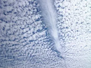 2021 Drucke: Jetstream zerfällt auf einem Pfad durch weiche Wolken.