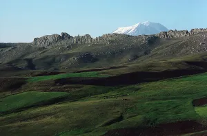 Peaceful Nature Scenes Drucke: Landscape with a mountain in the background