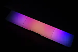 Drucke von Laptop-Tastatur-Beleuchtung auf der Touchpad-Ebene Juli Drucke: Laptop-Tastaturbeleuchtung auf dem Touchpad.