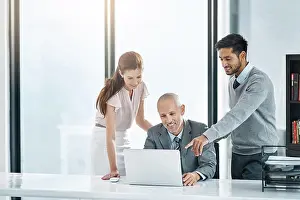 Workplace Happiness Drucke: Laptop, feedback and teamwork in office