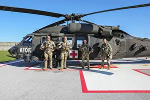 Drucke von Von links nach rechts stehen U.S. Army Sgt. Jon Atcitty, Sgt Kosovo Drucke: Von links nach rechts, U.S.-Army-Sgt.