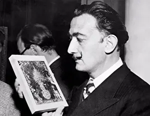 Drucke von London, England: 3 Salvador Dali Drucke: London, England: 3. Dezember 1951 Der surrealistische Künstler Salvador Dali hält ein Miniatur-Skizzen eines Gemäldes