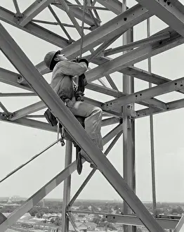 Blick von unten auf einen Bauarbeiter in einem Sicherheitsgurt, New Orleans, Louisiana, USA.