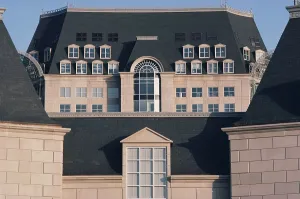 Texas Cityscape Drucke: Low angle view of Crescent Center