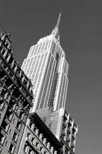 Midtown Manhattan Landmarks Drucke: Low angle view of the Empire State Building