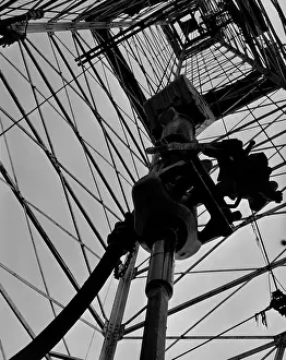 Bilder Datiert 14. Dezember 2010: Blick von unten auf Ölbohrung.