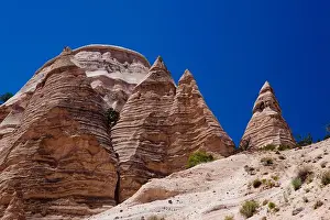Arid Desert Landscape Drucke: Low angle view of rock formations