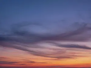 Blick von unten auf den Himmel bei Sonnenuntergang.