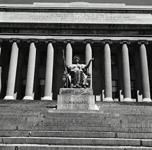 2007 Drucke: Blick von unten auf eine Statue vor einem Bildungsbau.