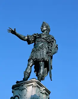 Emperor Augustus Statue Drucke: Low angle view of statue of Emperor Augustus, Augsburg, Romantic Road, Bavaria, Germany