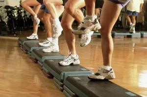 Healthy Lifestyle Exercise Drucke: Low section view of a group of people exercising in a step aerobics class