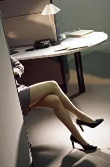 2001 Drucke: Niedriges Bild von den Beinen einer Frau.