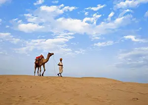 Mann mit Kamel in Thar-Wüste