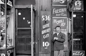 Drucke von Ein Mann raucht einen Zigarren außerhalb eines Diners, South State Street, Chicago, Illinois, USA. John Vachon. Farm Security Administration. Juli 1941 Illinois Drucke: Ein Mann raucht einen Zigarren vor einem Diner.
