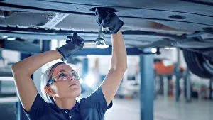 Drucke von Mechaniker arbeitet an einem Auto Mai Drucke: Mechaniker arbeitet an einem Auto.