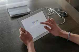 Wireless Communication Technology Drucke: Boy looking for Google information on a tablet