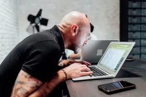 Businessman On Laptop Drucke: Man using laptop, peering