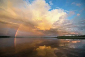Tranquil Lake Scenery Drucke: A rainbow and a dramatic cloud formation over a lake