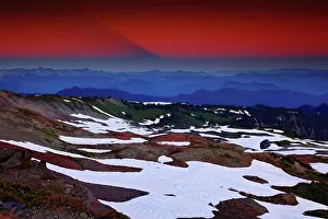 Mount Rainier National Park Drucke: Mount Rainier casts a shadow at sunset