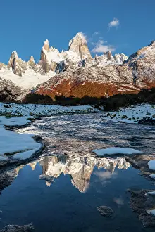 Drucke von Bergkette mit Cerro Fitz Roy, Los Glaciares Nationalpark, UNESCO-Weltnaturerbe, El Chaltén, Provinz Santa Cruz, Patagonien Argentinien Argentinien Kulturerbestätten Drucke: Bergkette mit Cerro Fitz Roy im Spiegel.