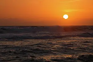 Tropical Sunset Beach Drucke: Ocean sunset with large sun