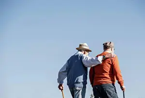 Drucke von Zwei alte Freunde nehmen einen Spaziergang durch die Felder, sprechen über alte Zeiten Februar Drucke: Zwei alte Freunde nehmen einen Spaziergang durch die Felder, sprechen über alte Zeiten.