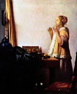 Drucke von Ein kostbares Juwel, das die Schönheit einer Frau unterstreicht - ein Perlenkragen im warmen Licht eines 17. Jahrhunderts Johannes Vermeer Drucke: 17. Jahrhundert, Interieur Szene von Johannes Vermeer