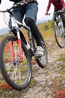 2016 Drucke: Zwei Personen fahren Fahrrad.