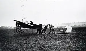 Drucke von Ein frühes Modell des Wright-Flugzeugs, das mit einem Vorderflügel ausgestattet ist und als Pusher-Typ bekannt ist Gebrüder Wright Drucke: Ein Foto des Wright-Flugzeugs vom Typ Pusher mit Steigflächen an der Vorderseite