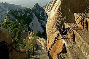 Drucke von Wallfahrtpfad entlang Steinstufen, Blauer Drachenkamm mit Kettenhandlauf, Hua Shan, Provinz Shaanxi, taoistischer Berg in China, Asien Januar Drucke: Wallfahrtpfad über Steinstege