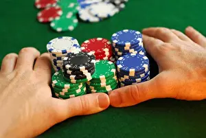 2012 Drucke: Pokerspieler geht all-in und schiebt seine Chips vor.