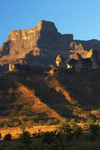 KwaZulu Natal Landscape Drucke: The Policeman's Helmit and behind it