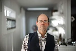 Drucke von Porträt eines mittleren Altersmannes mit ernstem Gesichtsausdruck Januar Drucke: Porträt eines mittelalten Mannes mit ernstem Ausdruck.
