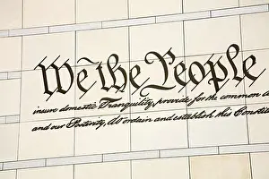 2009 Drucke: Ein Vorwort zur Verfassung der Vereinigten Staaten an einer Wand eines Museums.