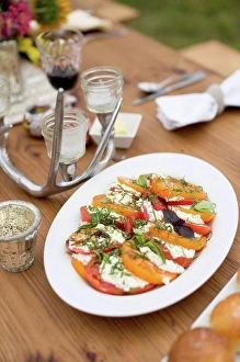 Freshly Prepared Meal Drucke: Prepared salad dish on dinner table