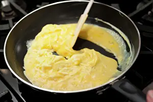 Frying Pan Cooking Drucke: Preparing scrambled eggs in a pan