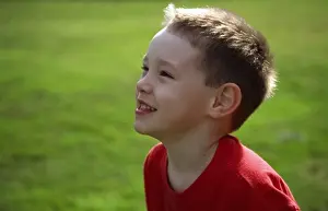 Caucasian Boy Smiling Drucke: Side profile of a boy smiling